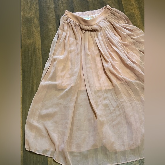 Elegant Pink Pleated Skirt - Picture 3 of 8